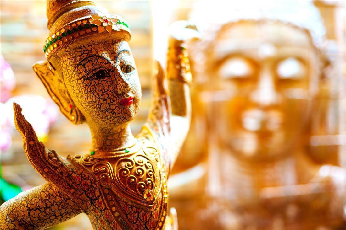Grand Hotel 빈츠 외부 사진 A golden statue of a female yaksha