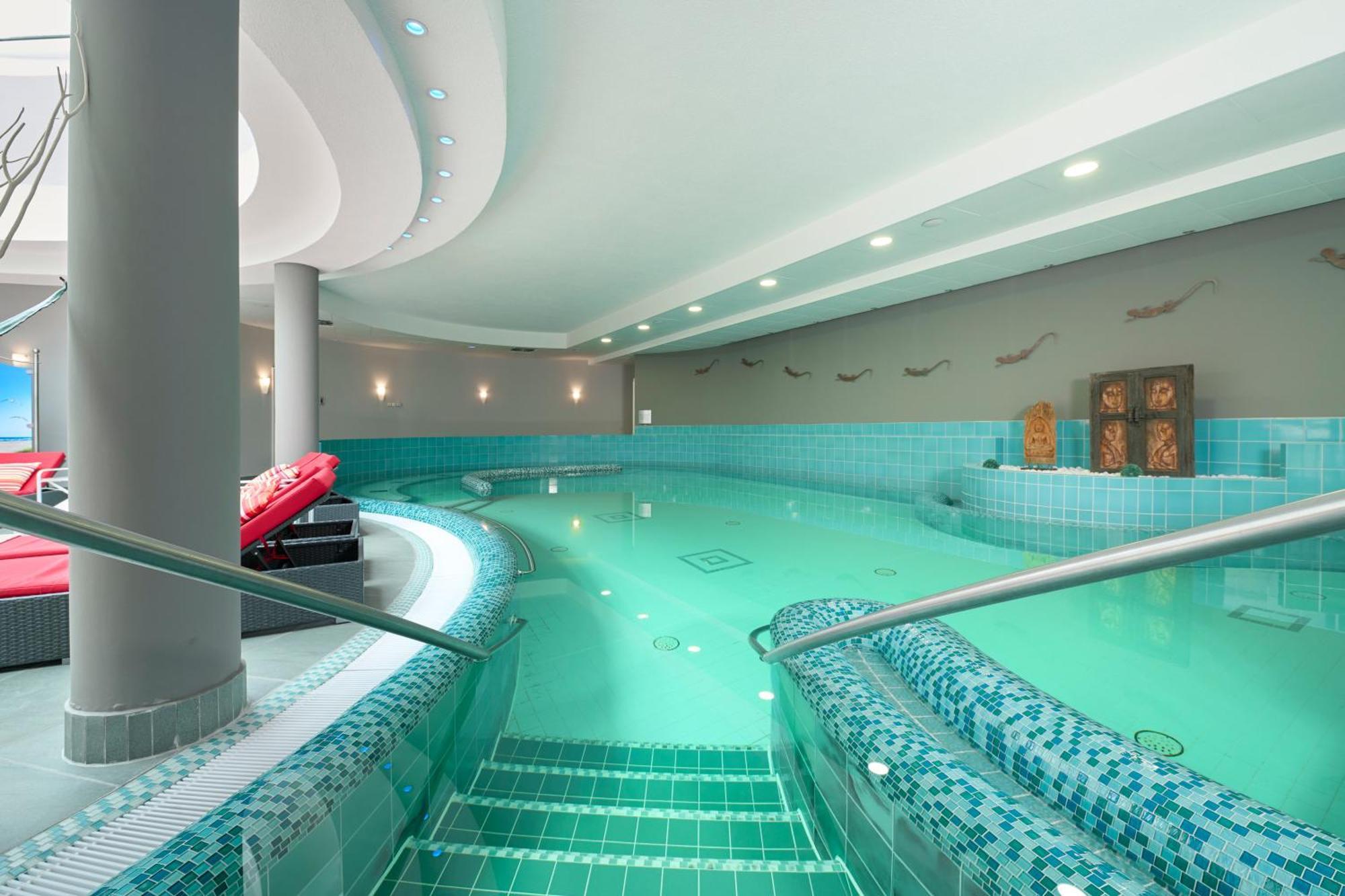 Grand Hotel 빈츠 외부 사진 The swimming pool at the hotel