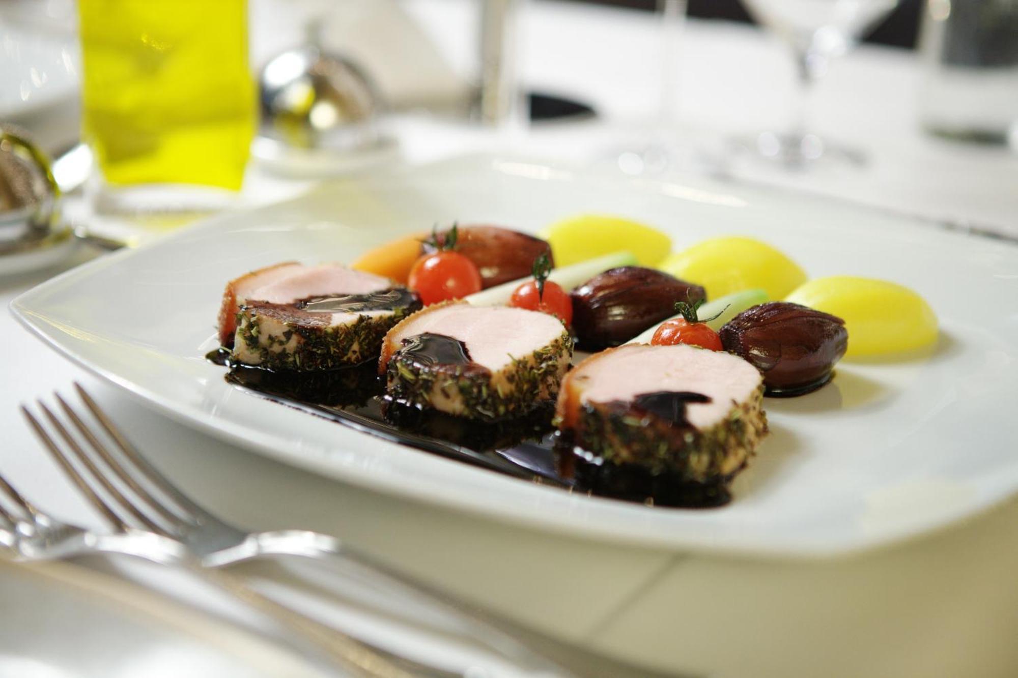 Grand Hotel 빈츠 외부 사진 A plate of pork tenderloin