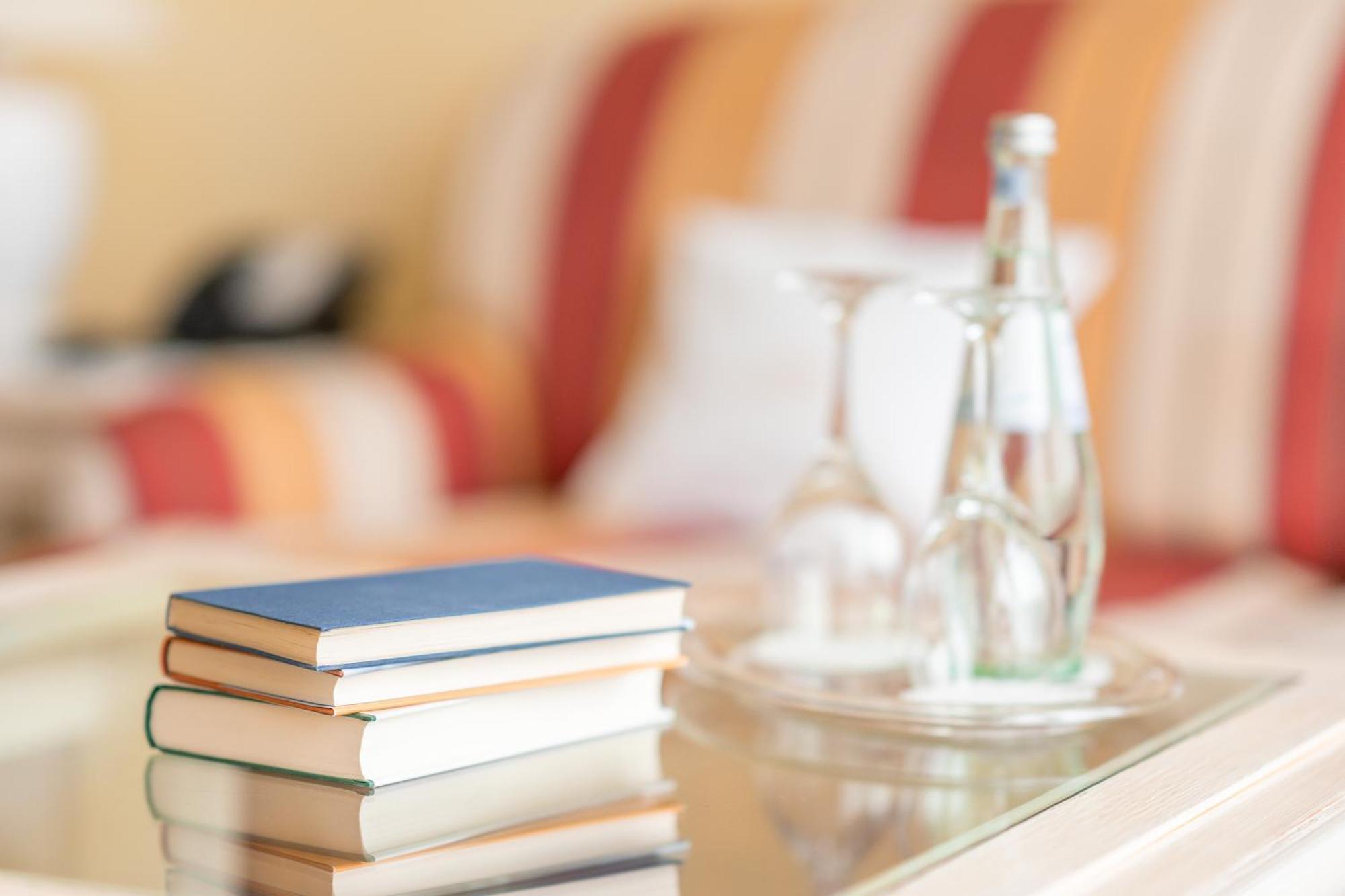 Grand Hotel 빈츠 외부 사진 A stack of books