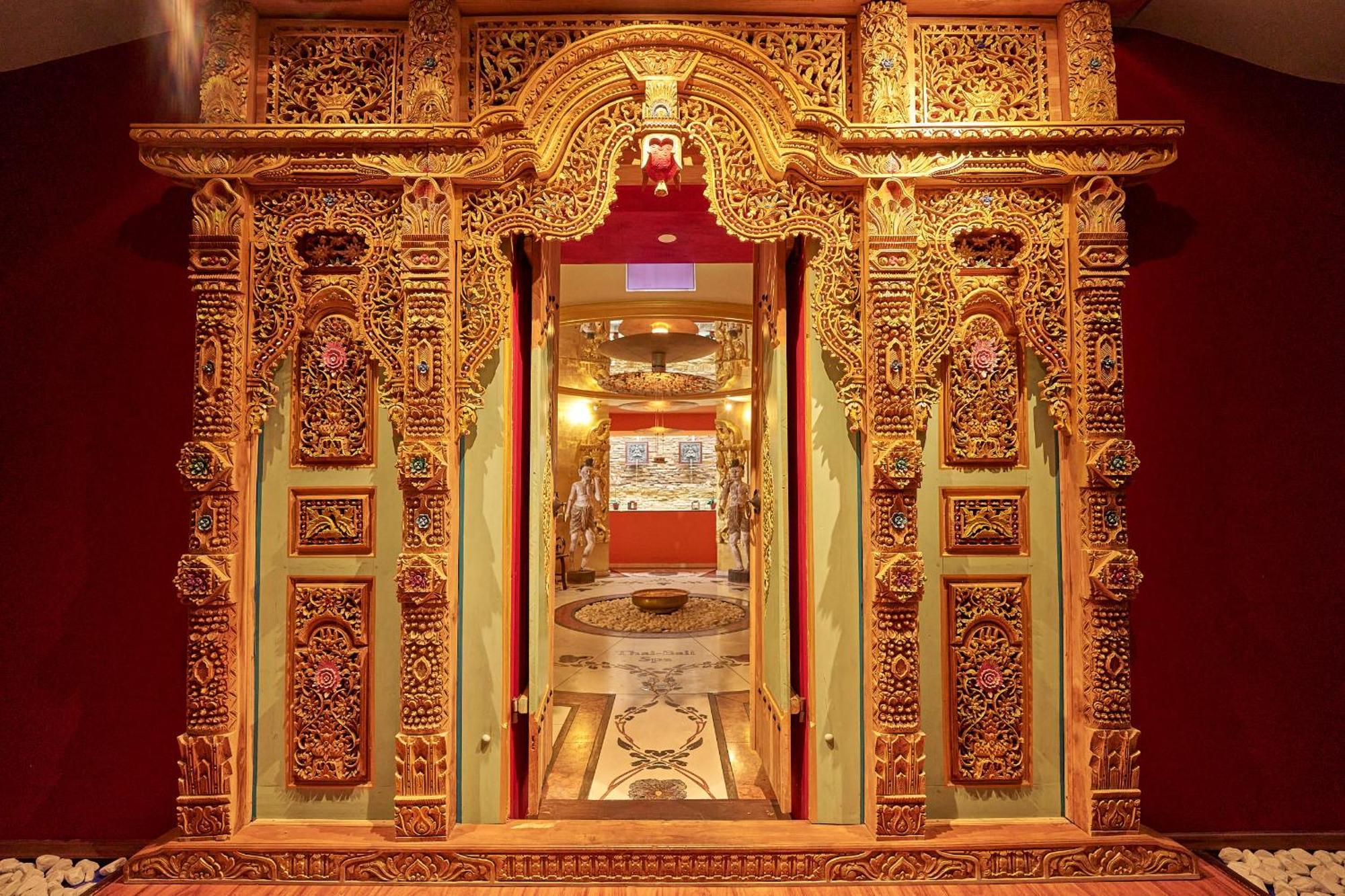 Grand Hotel 빈츠 외부 사진 The shrine housing the Buddha's relics