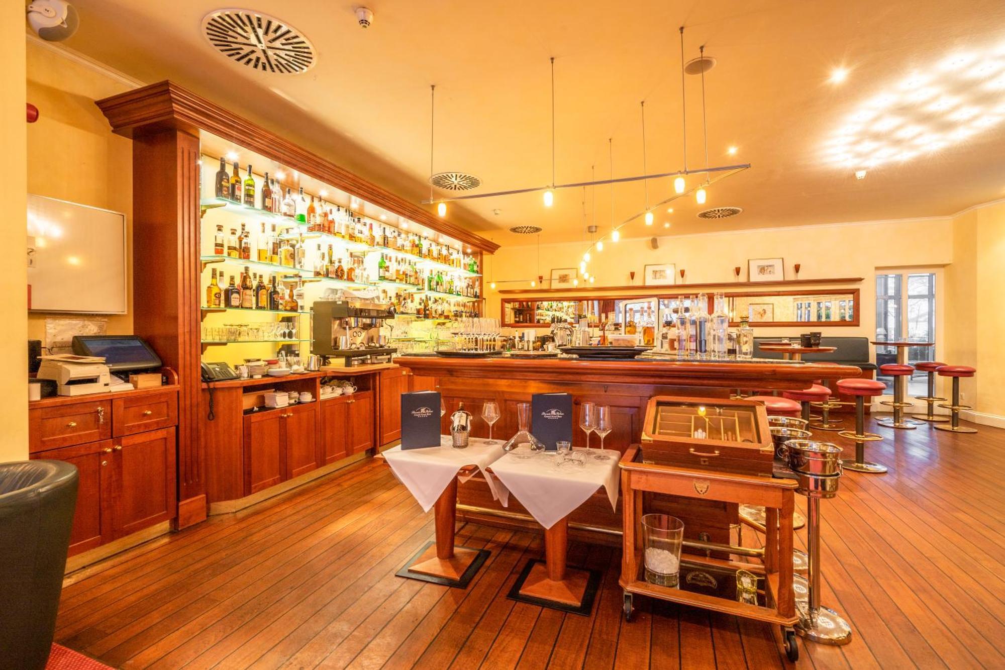 Grand Hotel 빈츠 외부 사진 The bar at the Hotel de la Ville