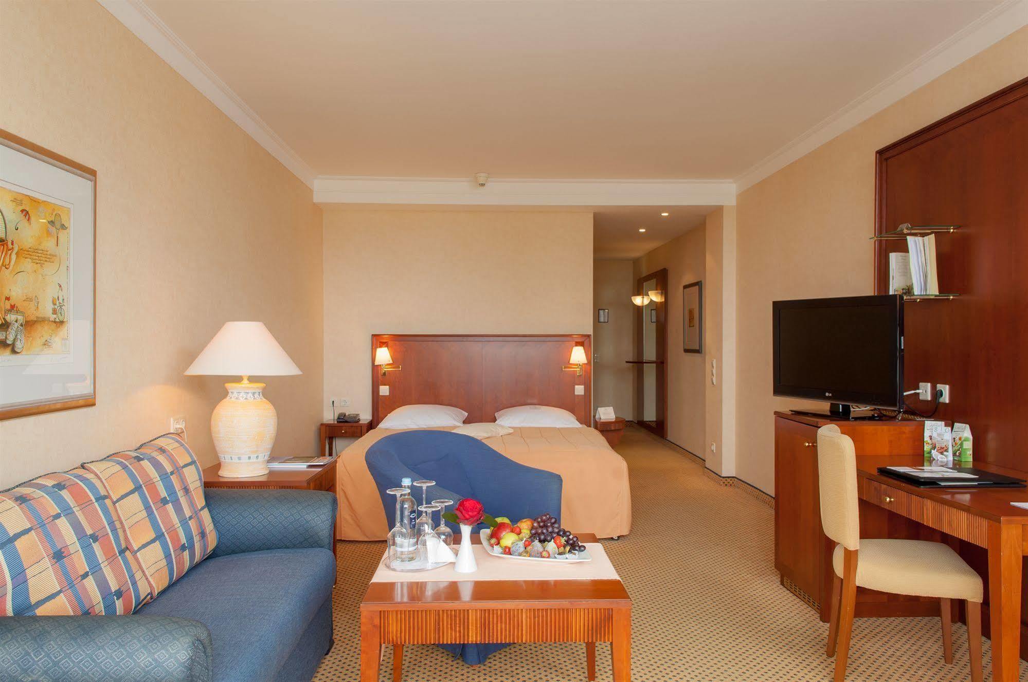 Grand Hotel 빈츠 외부 사진 A typical hotel room