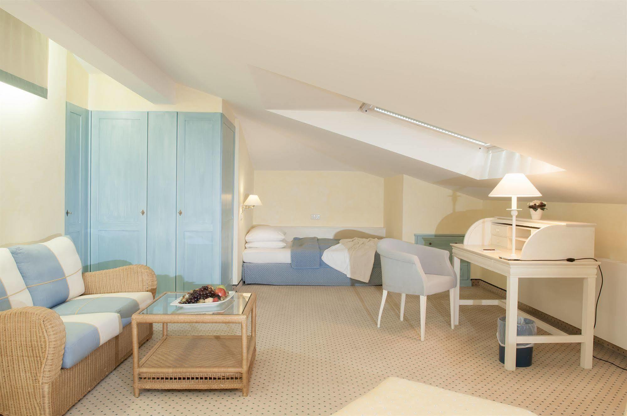 Grand Hotel 빈츠 외부 사진 A room at the Hotel Axelmannstein