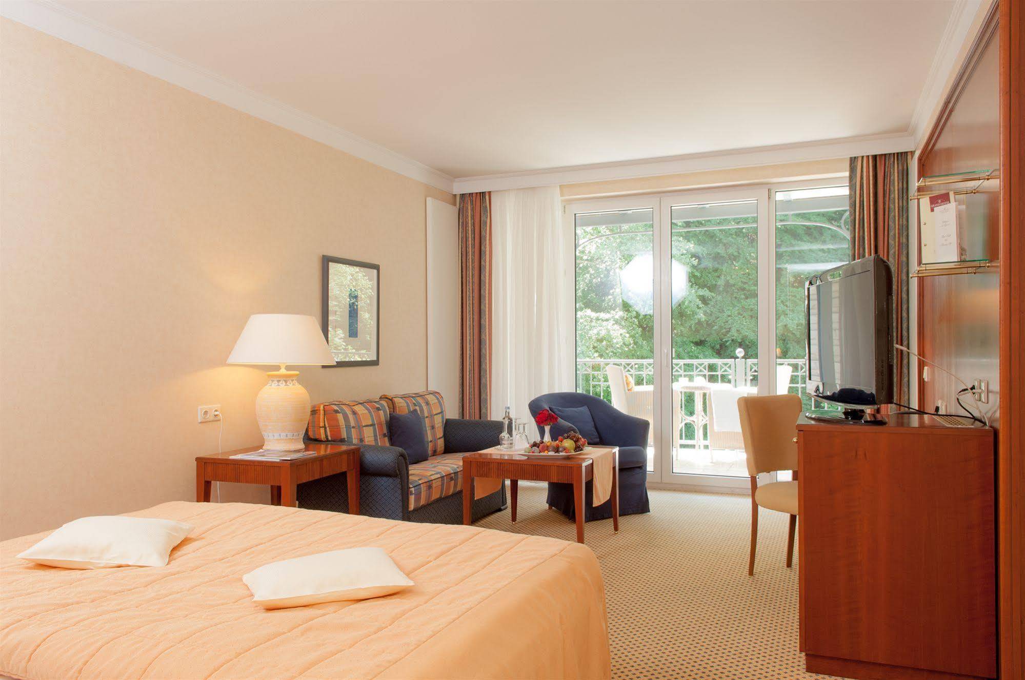 Grand Hotel 빈츠 외부 사진 A typical hotel room
